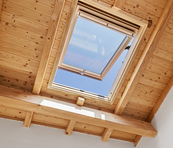 Vulc'Imper : pose fenêtre de toit VELUX en bois à Clermont-Ferrand (63)